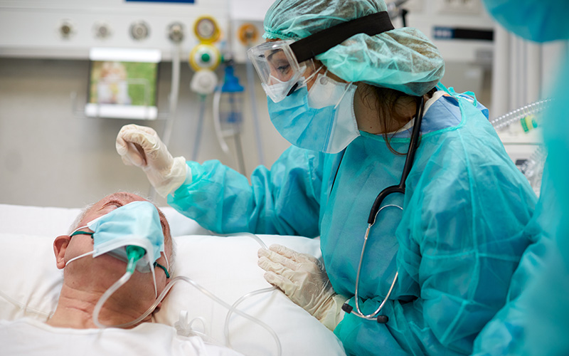 Nurse working with a COVID-19 patient in the ICU