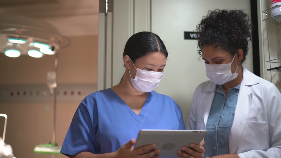Nurses using Expanse Efficiency Dashboard